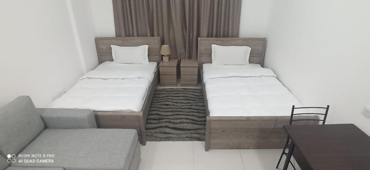 Cozy Rooms And Small Partitions For Men Guests In Dubai Eksteriør billede
