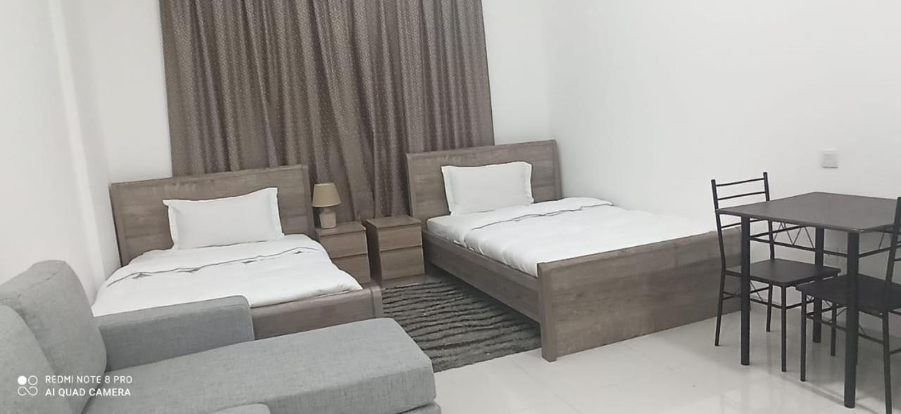 Cozy Rooms And Small Partitions For Men Guests In Dubai Eksteriør billede