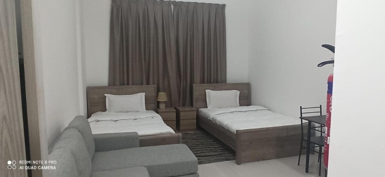Cozy Rooms And Small Partitions For Men Guests In Dubai Eksteriør billede