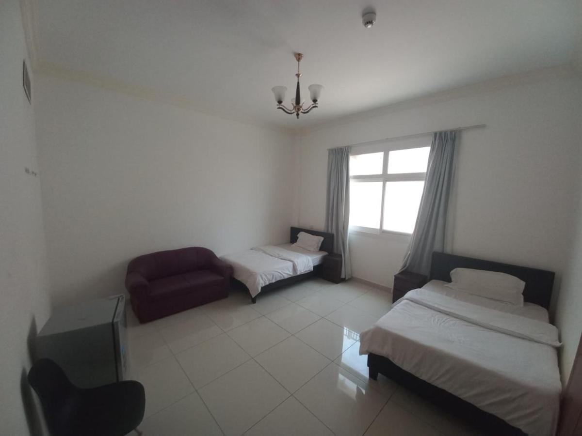 Cozy Rooms And Small Partitions For Men Guests In Dubai Eksteriør billede