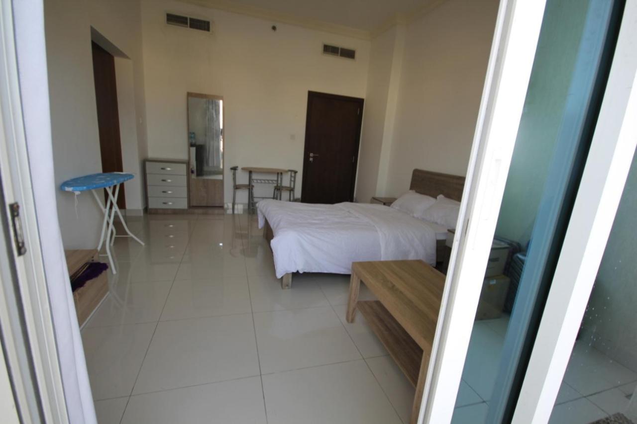 Cozy Rooms And Small Partitions For Men Guests In Dubai Eksteriør billede