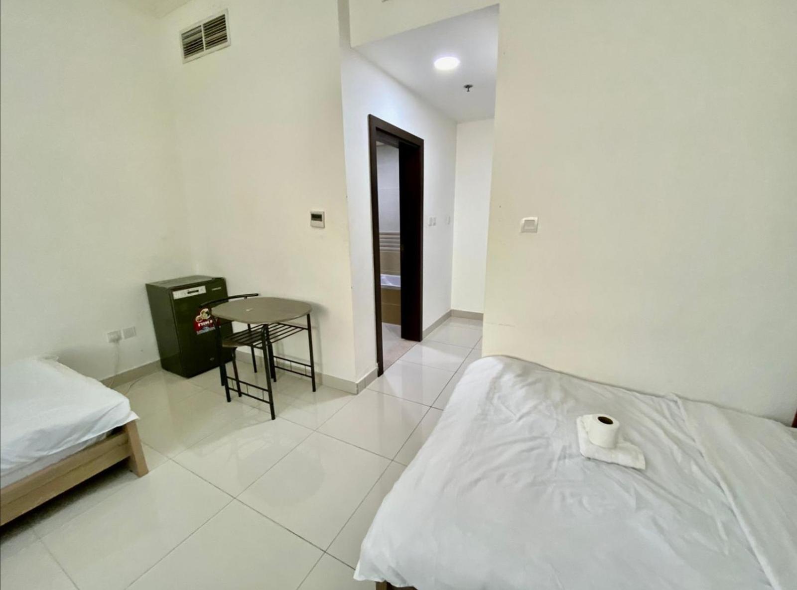 Cozy Rooms And Small Partitions For Men Guests In Dubai Eksteriør billede