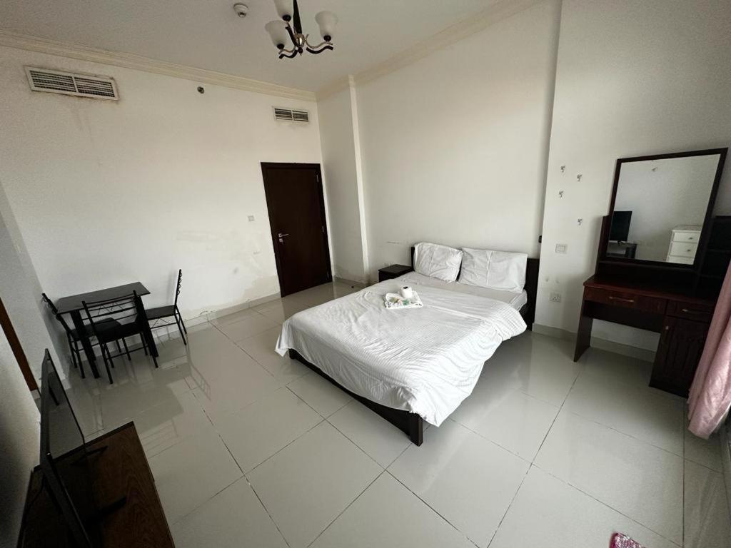 Cozy Rooms And Small Partitions For Men Guests In Dubai Eksteriør billede