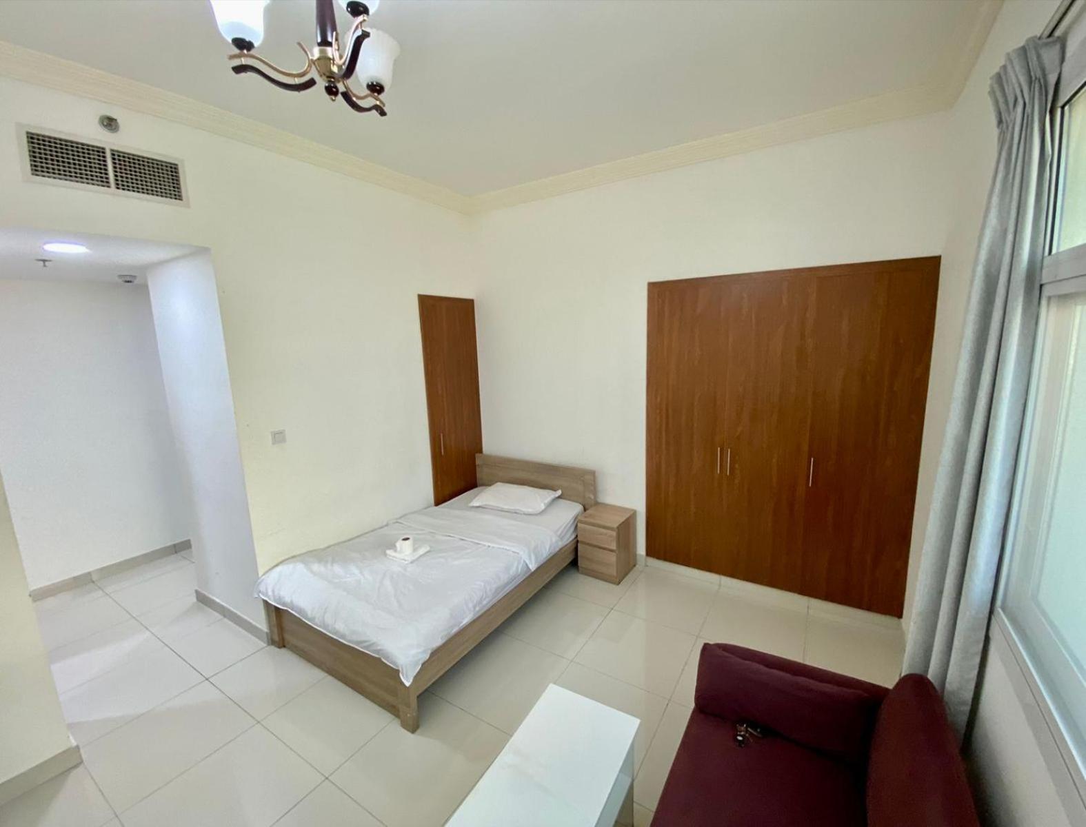 Cozy Rooms And Small Partitions For Men Guests In Dubai Eksteriør billede